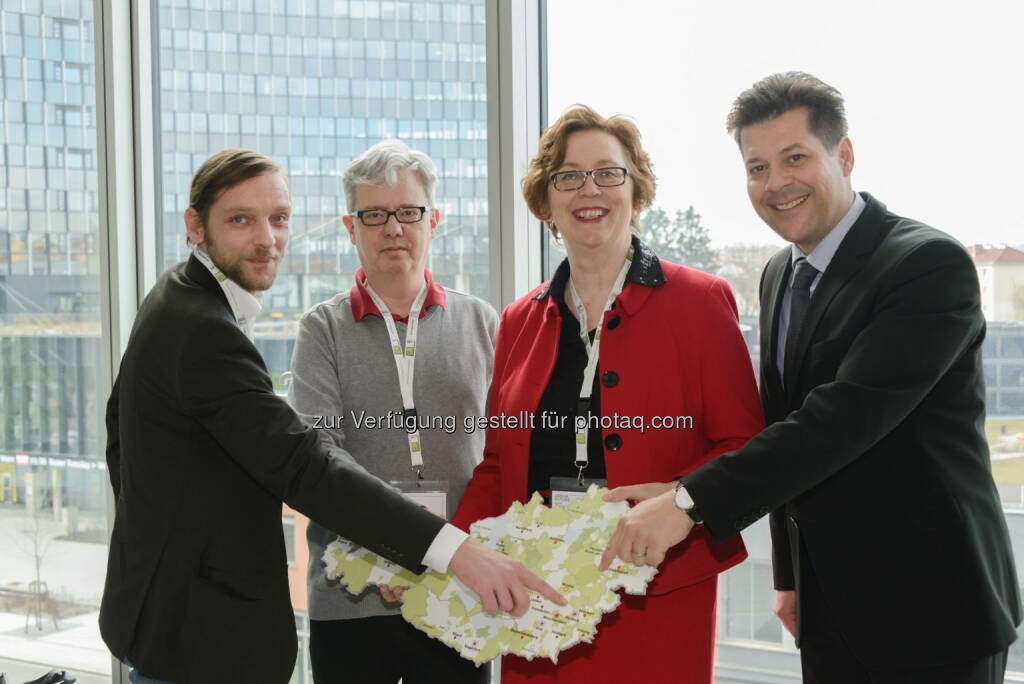 Christian Pinter, Paul Schweizer (Architekt), Theresia Vogel (GF Klima- und Energiefonds), Bertram Werle (Stadtbaudirektor Graz) : Smart Cities Days 2016 machen Stadt von morgen erlebbar : Klima- und Energiefonds präsentiert Pionierprojekte seiner Smart-Cities-Initiative bei der Urban Future Global Conference in Graz : Fotocredit: Klima- und Energiefonds/APA-Fotoservice/Jamnig, © Aussendung (02.03.2016) 