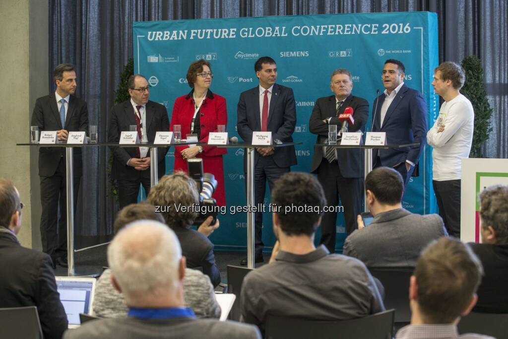 Siegfried Nagl (Bürgermeister Stadt Graz), Ingolf Schädler (Head of Department of Innovation, Bundesministerium für Transport, Innovation und Technologie), Theresia Vogel (Geschäftsführerin Klima- und Energiefonds), Peter Umundum (Vorstandsdirektor Divison Paket & Logistik der Österreichischen Post AG), Wolfgang Malik (Vorstandsvorsitzender Holding Graz), Jonathan MacDonald (Autor und Experte für Veränderungsprozesse), Thomas Pucher (Architekt) : Urban Future Global Conference in der Stadthalle in Graz : Die Zukunft der Erde entscheidet sich in den Städten : Fotocredit: Urban Future Global Conference/APA-Fotoservice/Scheriau, © Aussender (02.03.2016) 