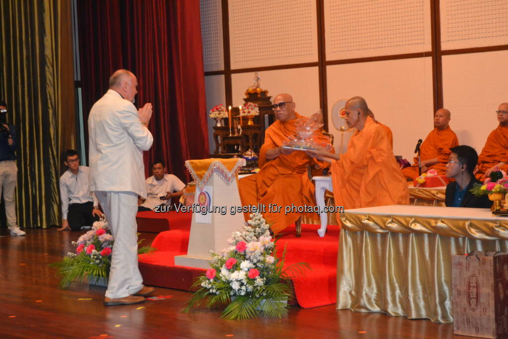 Gerhard Weißgrab : Internationale Auszeichnung für den Präsidenten der Österreichischen Buddhistischen Religionsgesellschaft (ÖBR) : Gerhard Weißgrab erhält den „World Buddhist Outstanding Leader Award 2016“
Fotocredit: Österreichische Buddhistische Religionsgesellschaft (ÖBR), © Aussendung (02.03.2016) 