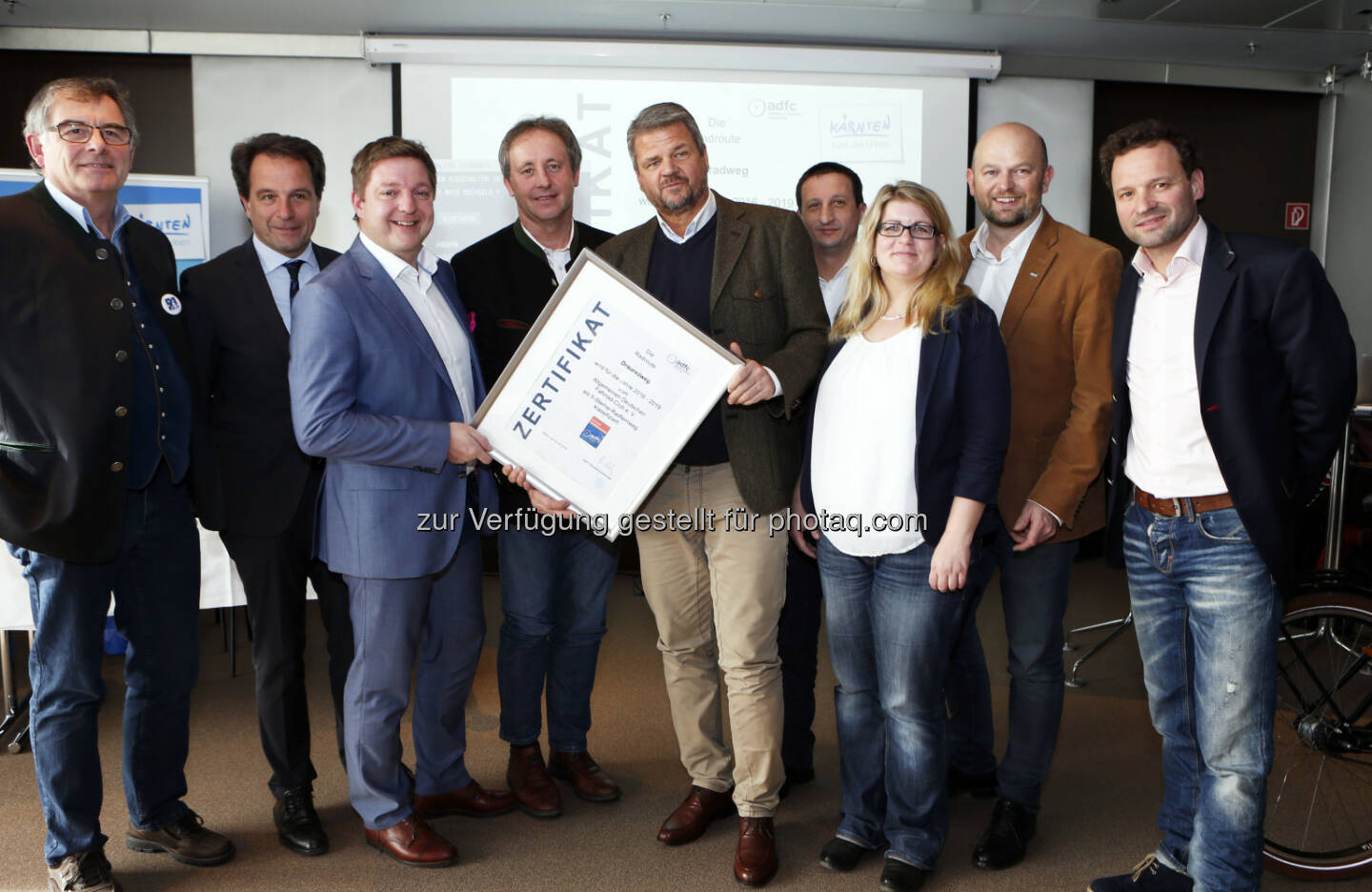 Ferdinand Penker (Verein Drauradweg Wirte), Franz Theuerl (TVB Obmann Osttirol), Günther Albel (Villach Bgm.), Ferdinand Hueter (LAbg.), Gerhard Köfer (LR), Volker Bidmon (Straßenbau Land Kärnten), Mandy Schwalbe-Rosenow (ADFC), Christian Kresse (Kärnten Werbung GF), Paco Wrolich (Radkoordinator) : 5 Sterne für den Drauradweg - in der höchsten Klasse der europäischen Radwege) : Fotocredit: Kärnten Werbung/Höher