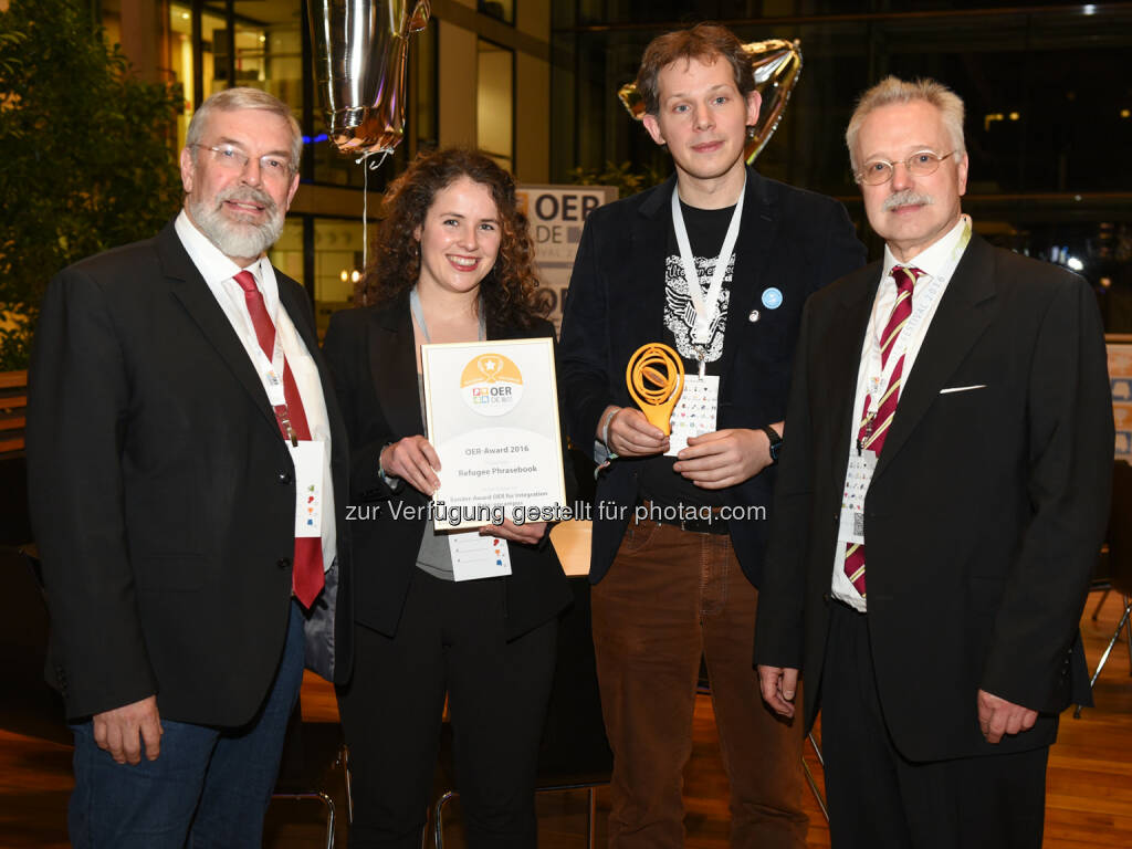 Rolf Fischer (Staatssekretär, Land Schleswig-Holstein), Caoimhe Gallagher (Refugee Phrasebook), Markus Neuschäfer (Refugee Phrasebook), Rolf Granow (oncampus) : Erstes Festival zu Open Educational Resources in Deutschland : In diesem Rahmen erfolgte die Auszeichnung für die besten frei zugänglichen Lernmaterialien im deutschsprachigen Raum : Fotocredit: Fachhochschule Lübeck, © Aussendung (03.03.2016) 