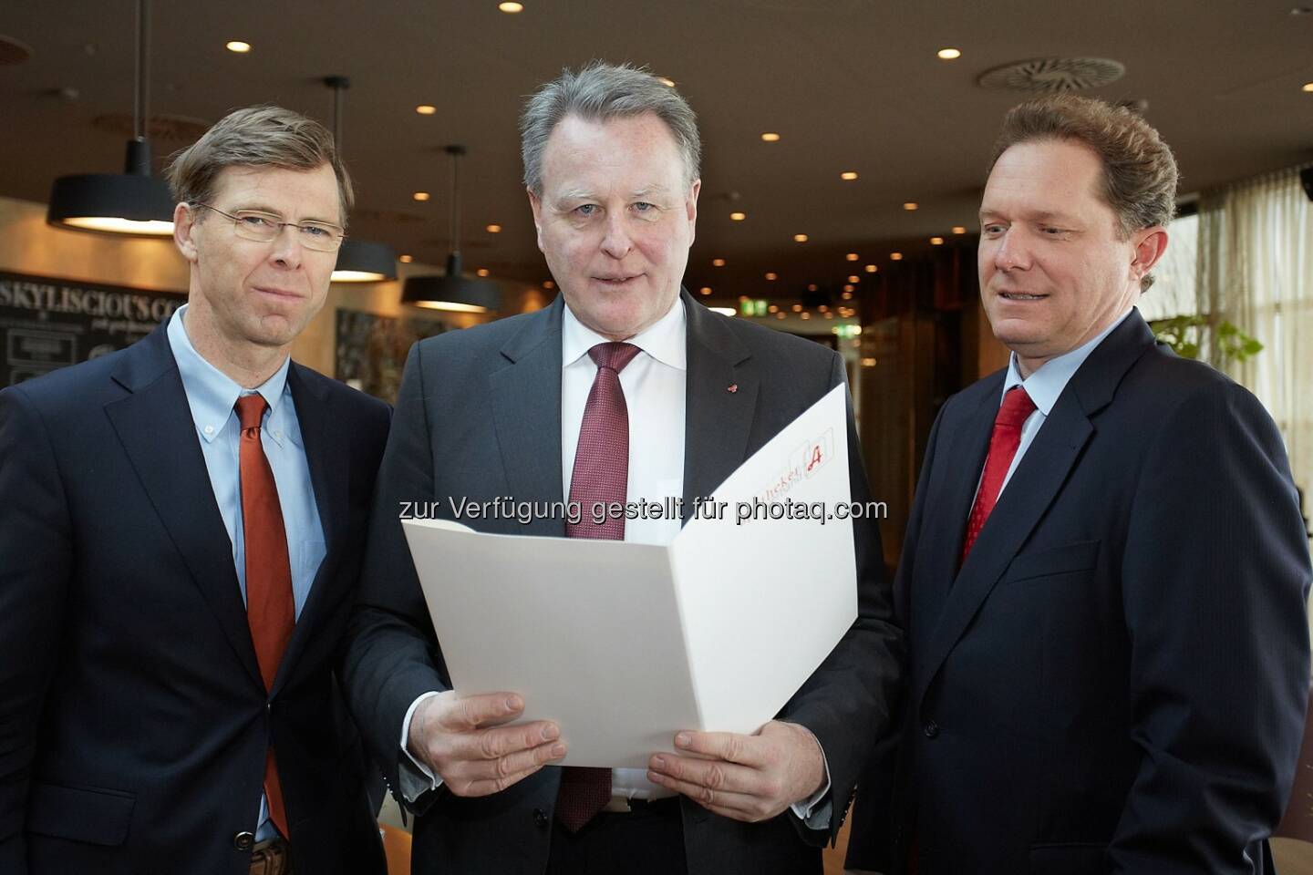 Sven Abart (Dir. Österr. Apothekerverband), Christian Müller-Uri (Präs. Österr. Apothekerverband), Peter Voithofer (Dir. KMU-Forschung Österreich) : 15 Millionen Euro für defizitäre Nachtdienste gefordert : Immer mehr Apothekenbetriebe schlittern in die Verlustzone :  Eine Entlastung der defizitären Nachtdienste könnte die Lage entschärfen und diese wichtige Dienstleistung für die Allgemeinheit absichern : Fotocredit: Österreichischer Apothekerverband/APA-Fotoservice/Preiss