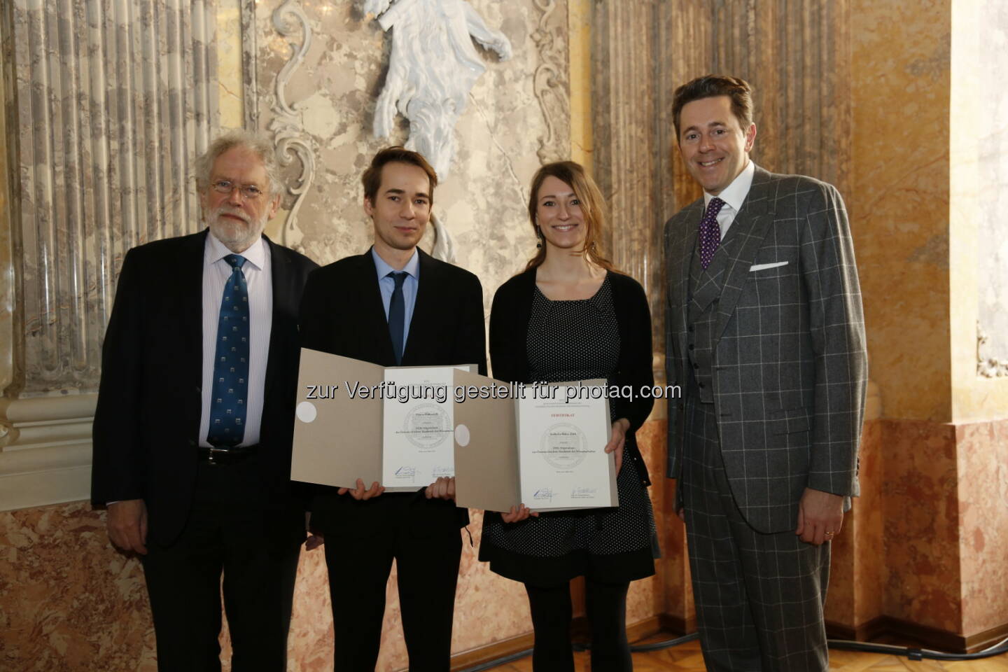 Anton Zeilinger (Präs. Österr. Akademie der Wissenschaften), Erwin Tomasich (Stipendiat), Isabelle Anna Zink (Stipendiatin), Harald Mahrer (Staatssekretär bmwfw) : ÖAW vergibt 82 Stipendien an Nachwuchsforscher : Fotocredit: ÖAW/Oehner