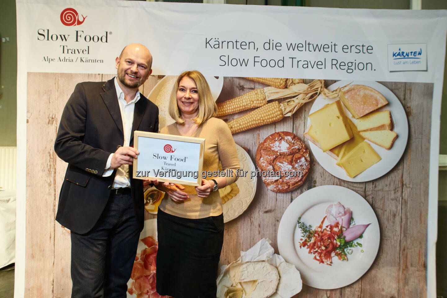 Christian Kresse (GF Kärnten Werbung), Barbara Van Melle (Slow Food International) : Kooperation von Slow Food International und Kärnten : Weltweit erste Slow Food Travel Destination im Lesachtal und Gailtal : Reisen zu traditionellen Lebensmittelhandwerkern : Fotocredit: Kärnten Werbung/Lehmann