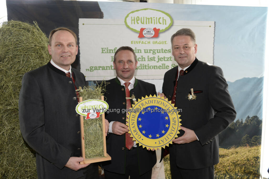 Karl Neuhofer und Andreas Geisler (ARGE Heumilch), Andrä Rupprechter (Landwirtschaftsminister) : Österreichische Heumilch erhält EU-Gütesiegel g.t.S. : Das Gütesiegel „garantiert traditionelle Spezialität“ wurde erstmals in Österreich vergeben : Fotocredit: ARGE Heumilch, © Aussendung (05.03.2016) 