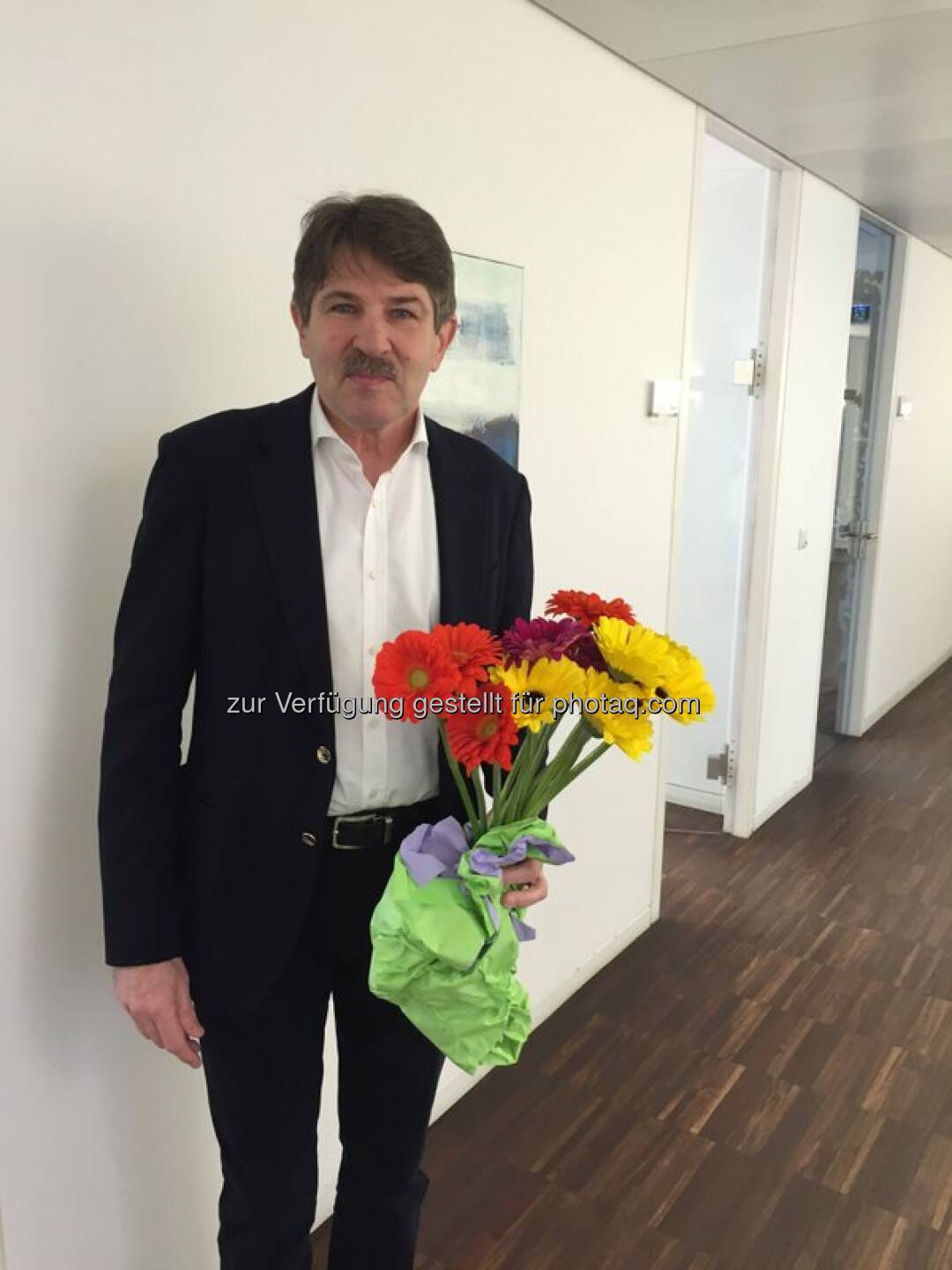 S Immo Vorstand Ernst Vejdovszky verteilt Blumen zum #Weltfrauentag http://twitter.com/simmoag/status/707130434602274816/photo/1  Source: http://facebook.com/simmoag