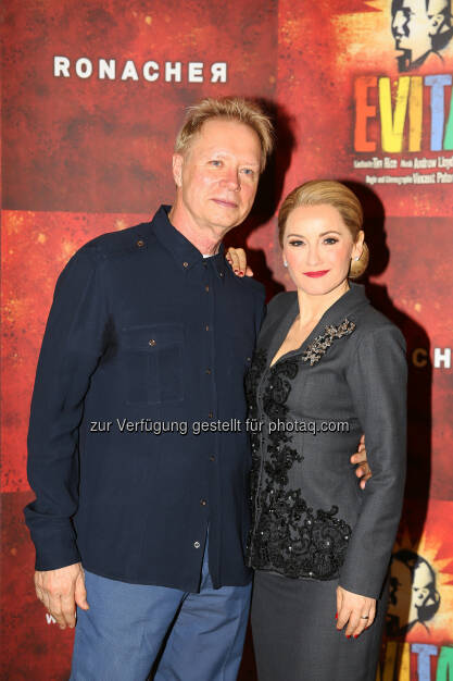 Vincent Paterson (Regisseur), Katharine Mehrling (Eva Perón) : Evita - das Musical : Andrew Lloyd Webbers und Tim Rices Musical-Hit wird im Ronacher in einer neuen Inszenierung von Hollywood-Star-Regisseur und –Choreograf Vincent Paterson seine Premiere erleben : Fotocredit: VBW_RolfBock, © Aussender (08.03.2016)