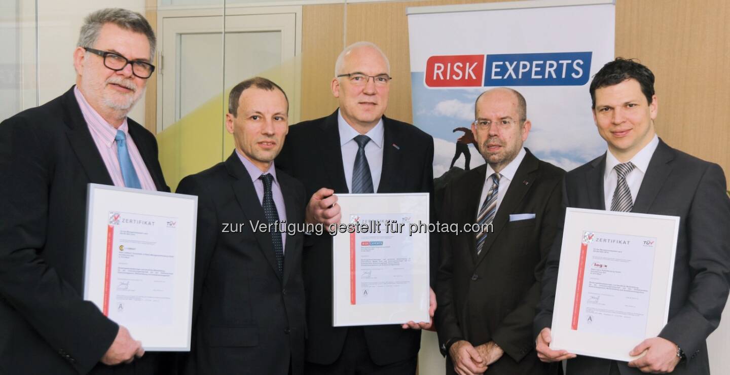 Gerhart Ebner (GF Risk Experts), Stefan Wallner (GF TÜV Austria),  Michael Buser (GF Risk Experts), Gerhard Eichinger (Auditor), Gerald Netal (Risk Experts) : TÜV Austria zertifizierte Qualitätsmanagement von Risk Experts nach neuer ISO 9001 : Fotocredit: Weinkirn
