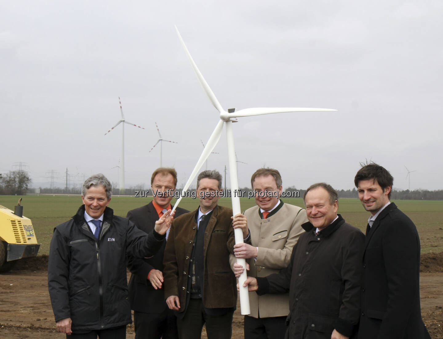 v.l.n.r.: EVN Vorstandssprecher Peter Layr, W.E.B CEO Andreas Dangl, Deutsch-Wagram Bürgermeister Friedrich Quirgst, Energie-Landesrat Stephan Pernkopf, Präsident der Landwirtschaftskammer NÖ Hermann Schultes und LAbg. René Lobner bei der Spatenstichfeier für den Windpark Deutsch-Wagram