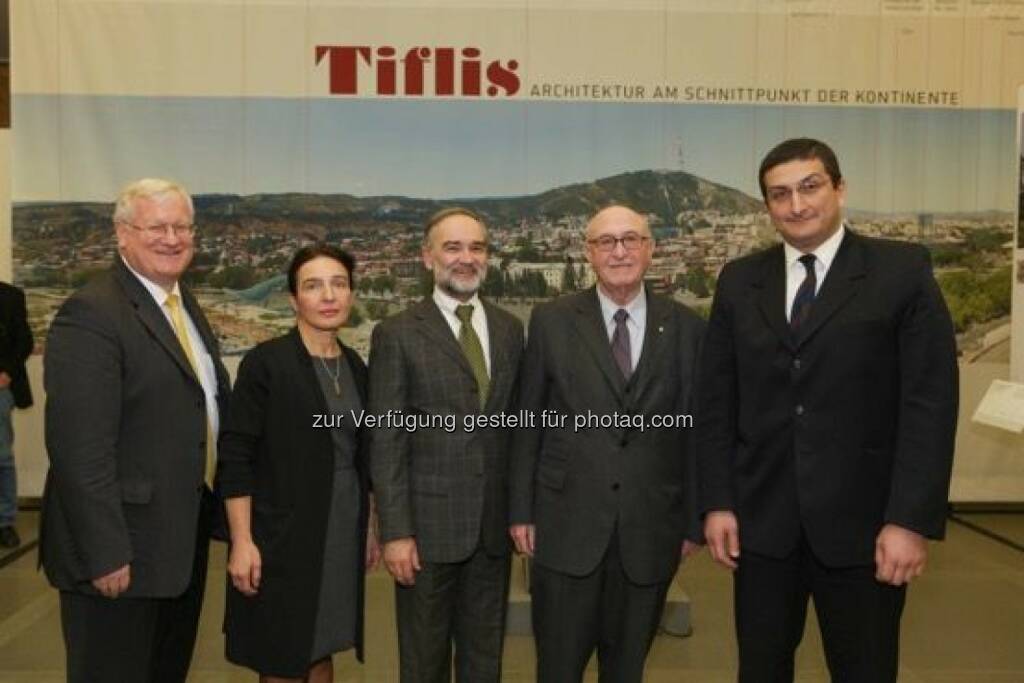 Martin Simhandl (CFO Vienna Insurance Group), Irina Kurtishvili (Kuratorin und Künstlerin), Adolph Stiller (Ausstellungskurator), Günter Geyer (Vorstandsvorsitzender des Wiener Städtischen Versicherungsvereins), S.E. Gigi Gigiadze (stellvertretender Außenminister von Georgien) : Architektur im Ringturm: Tiflis – Architektur am Schnittpunkt der Kontinente : Fotocredit: Vienna Insurance Group/APA-Fotoservice/Tanzer, © Aussendung (10.03.2016) 