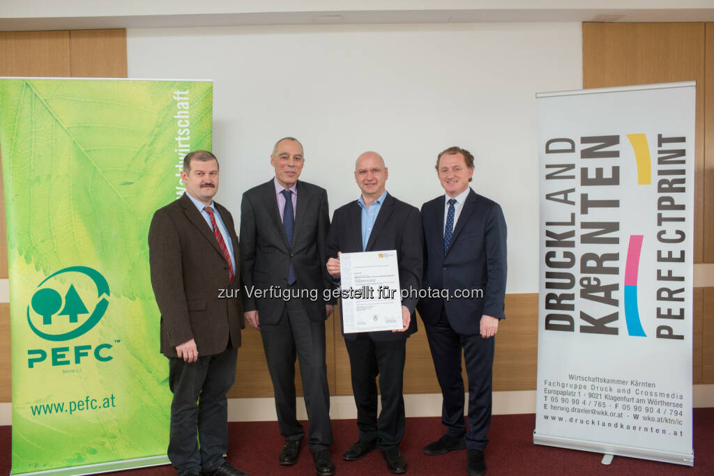 Johannes Riegler und Manfred Brandstätter (Holzforschung Austria), Harald Sexl (Zentralbüro des Gruppenzertifikats), Hans Grieshofer (PEFC Austria Obmann) : Meilenstein bei Waldgütesiegel : 16 Druckereien erhalten PEFC-Gruppenzertifikat - im Sinne gelebter Nachhaltigkeit für den Wald von morgen : Fotocredit: PEFC Austria/Jernej, © Aussendung (11.03.2016) 