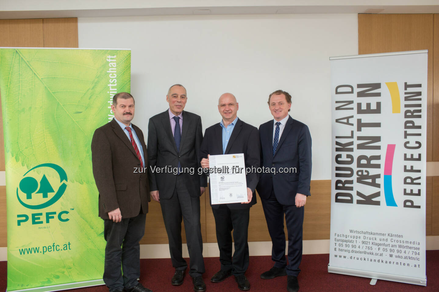 Johannes Riegler und Manfred Brandstätter (Holzforschung Austria), Harald Sexl (Zentralbüro des Gruppenzertifikats), Hans Grieshofer (PEFC Austria Obmann) : Meilenstein bei Waldgütesiegel : 16 Druckereien erhalten PEFC-Gruppenzertifikat - im Sinne gelebter Nachhaltigkeit für den Wald von morgen : Fotocredit: PEFC Austria/Jernej