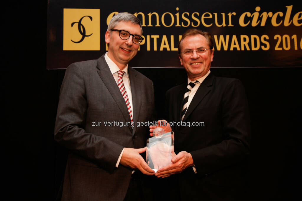 Andreas Berger (GF Austria Trend Hotels), Andreas Dressler (Hrsg. Connoisseur Circle) : Connoisseur Circle Hospitality Awards 2016 : Austria Glas Recycling übergibt Special-Trophäe an Österreichs größte Hotelgruppe : Fotocredit: Christian Kielmann, © Aussendung (11.03.2016) 