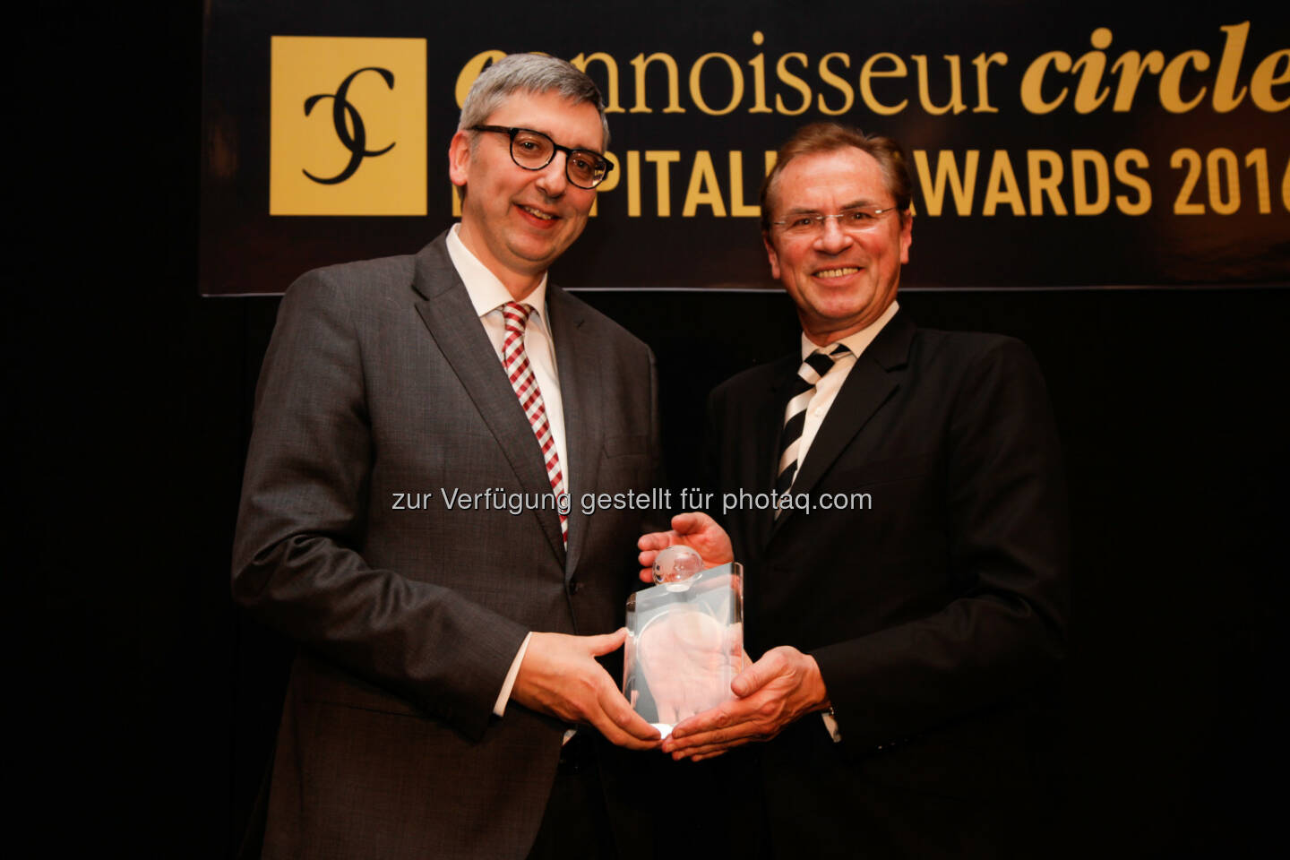 Andreas Berger (GF Austria Trend Hotels), Andreas Dressler (Hrsg. Connoisseur Circle) : Connoisseur Circle Hospitality Awards 2016 : Austria Glas Recycling übergibt Special-Trophäe an Österreichs größte Hotelgruppe : Fotocredit: Christian Kielmann