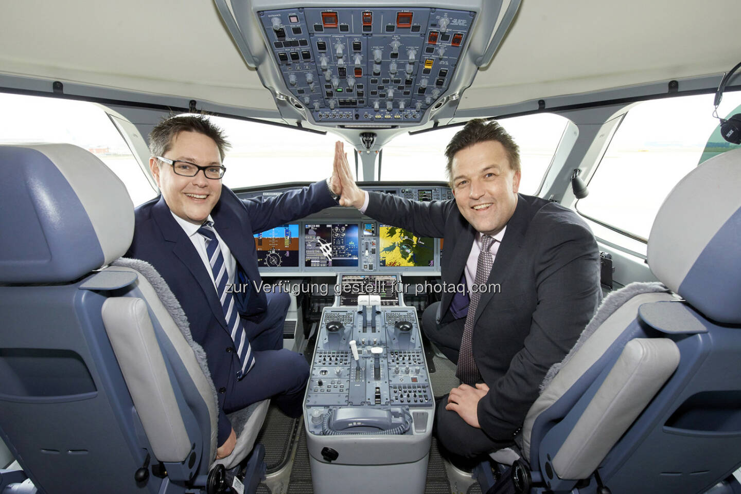 Christian Diewald (GF Bombardier Transportation), Bruno Kittner (Sprecher der Geschäftsführung Bombardier Transportation) : Geschäftsführung von Bombardier Transportation im Cockpit der neuen CSeries - Erstlandung des Bombardier CS100 am Flughafen Wien : Fotocredit: Bombardier/Klimpt