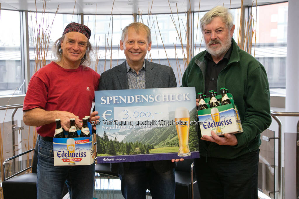 Heinz Zak (Bergsteiger), Bernhard Zauner (Eventmanager Brau Union Österreich), Sepp Friedhuber (Alpinreferent der Naturfreunde) : Edelweiss Bergfilmfestival: Über 15.000 Euro für Erdbebenhilfe in Nepal gespendet : Fotocredit: Brau Union Österreich/Pelzl, © Aussender (15.03.2016) 