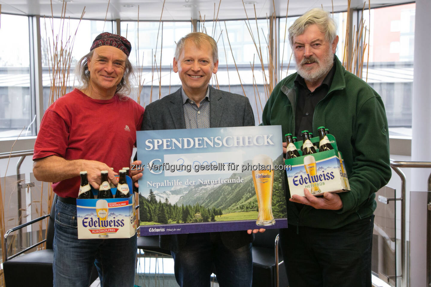 Heinz Zak (Bergsteiger), Bernhard Zauner (Eventmanager Brau Union Österreich), Sepp Friedhuber (Alpinreferent der Naturfreunde) : Edelweiss Bergfilmfestival: Über 15.000 Euro für Erdbebenhilfe in Nepal gespendet : Fotocredit: Brau Union Österreich/Pelzl