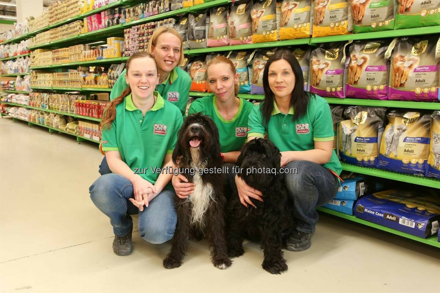 Filialteam Katrin Irmler, Maria Graf, Katharina Kroiss, Dagmar Gänger mit den Hunden Raffi und Suki : Modernisierter Fressnapf in Brunn am Gebirge ab 21.03.2016 mit neuem Einkaufserlebnis : Fotocredit: Fressnapf