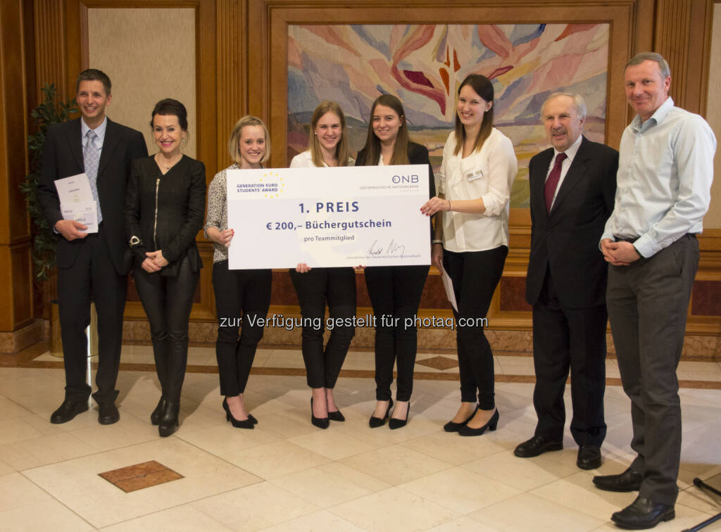 Günter Volgger (Lehrer), Katharina Kiss (MinR Oberstudienrätin), Nathalie Berger, Lorena Neumayer, Patricia Riedlsperger, Katja Seitner (alle Team €uro Sisters), Ewald Nowotny (OeNB-Gouverneur), Thomas Hauer (Direktor) : Schülerinnen der HAK Zell am See gewinnen OeNB/EZB-Schulwettbewerb zu Geldpolitik - Generation €uro Students‘ Award : Fotocredit: OeNB, © Aussendung (16.03.2016) 