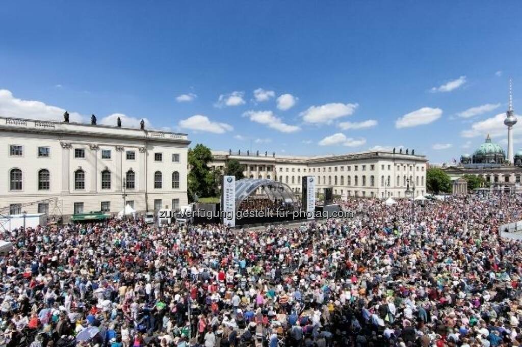 Staatsoper für alle auf dem Bebelplatz in Berlin : 2016 findet „Staatsoper für alle“, einer der Höhepunkte im Berliner Kultursommer, dank BMW Berlin bereits zum 10. Mal statt : Am Samstag, den 9. Juli 2016 um 18 Uhr, spielt die Staatskapelle Berlin unter der Leitung von Daniel Barenboim ein Live-Konzert auf dem Bebelplatz und bei freiem Eintritt : © BMW Group, © Aussender (17.03.2016) 