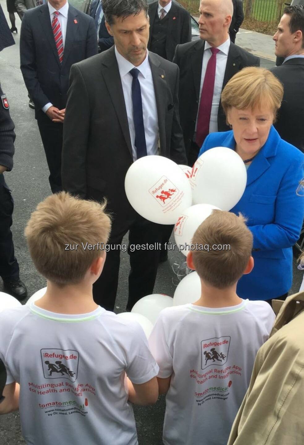 Angela Merkel : Cebit-Rundgang: Kanzlerin Merkel kriegt Luftballons geschenkt mit dem Logo der Flüchtlingsapp iRefugee.de und der Gesundheitsapp tomatomedical : Fotocredit: obs/tomatomedical international UG (haftungsbeschränkt)/Lemberger