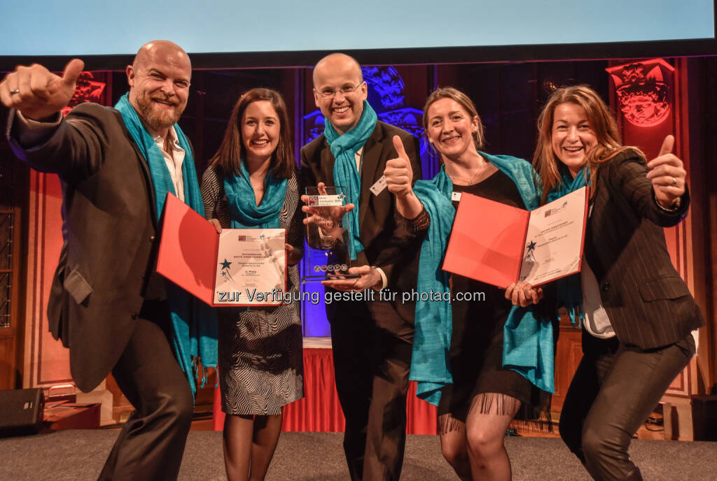 Albert Schmidbauer (Eigentümer), Julia Ganglbauer (Leiterin CSR, Qualität und Umwelt), Roman Huber (Geschäftsführer), Alexandra Herlbauer (Geschäftsführerin), Ulrike Göllner (Geschäftsführerin) : Biogena ist aufs Neue ein Great Place to Work : Fotocredit : Biogena/Weingartner, © Aussender (18.03.2016) 