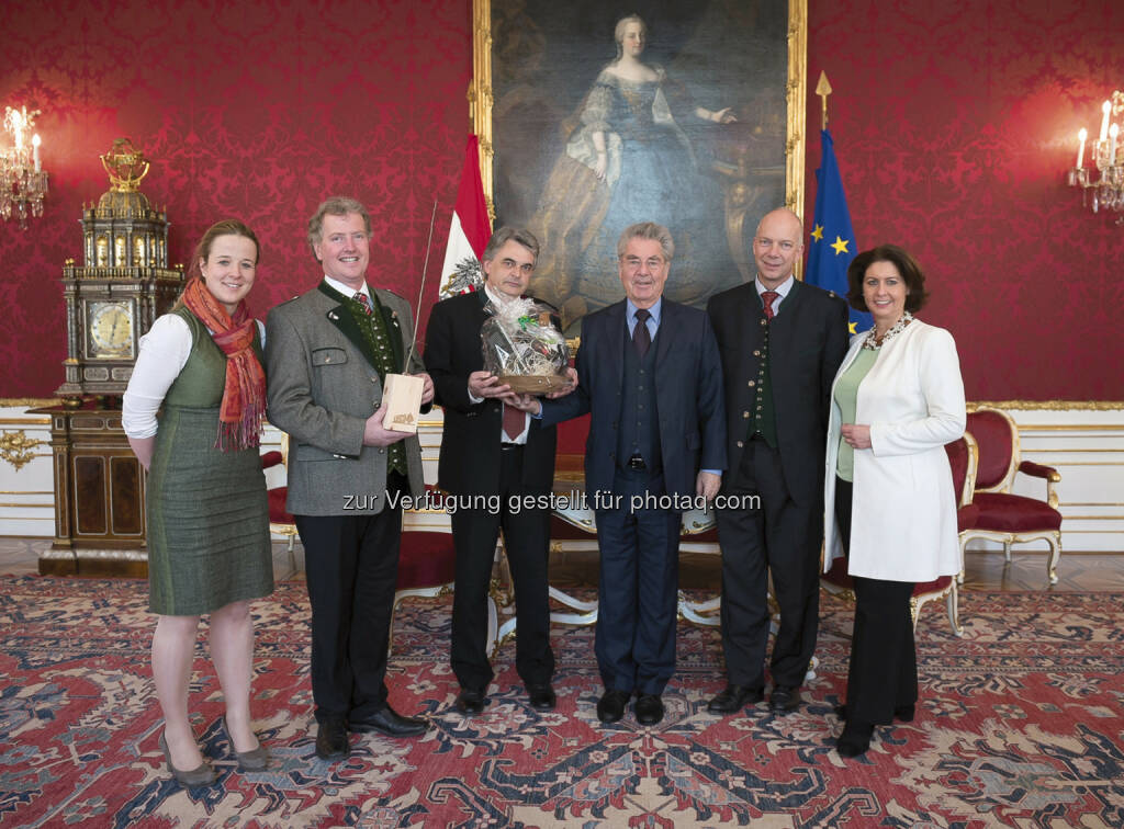 Karoline Trinks (Land&ForstBetriebe Österreich), Paul Lang (Vizepräsident des Waldverbandes Österreich), Herbert Jöbstl (Vorsitzender der Sägeindustrie), Heinz Fischer (Bundespräsident), Felix Montecuccoli (Präsident der Land&ForstBetriebe), Hermine Hackl (Generalsekretärin des Kooperationsabkommens Forst Holz Papier) : Abordnung der österreichischen Forst- und Holzwirtschaft zum Tag des Waldes bei Bundespräsident Fischer : Eiche ist Baum des Jahres 2016 : Fotocredit: Carina Karlovits/HBF, © Aussender (18.03.2016) 