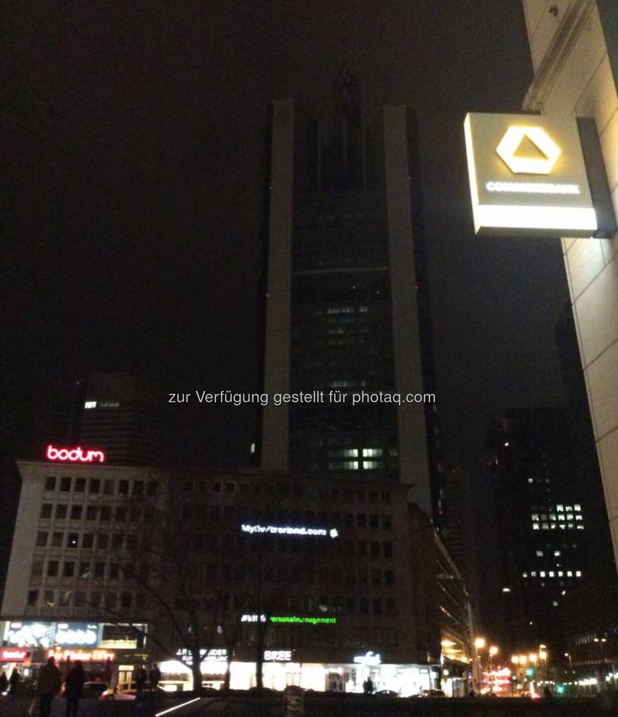 Commerzbank Licht aus für den Klimaschutz: Die Commerzbank beteiligt sich in Frankfurt und Berlin an der Earth Hour. Eine Stunde lang verdunkeln wir Gebäude, um ein Zeichen für den Schutz unserer Erde zu setzen.  Source: http://facebook.com/commerzbank