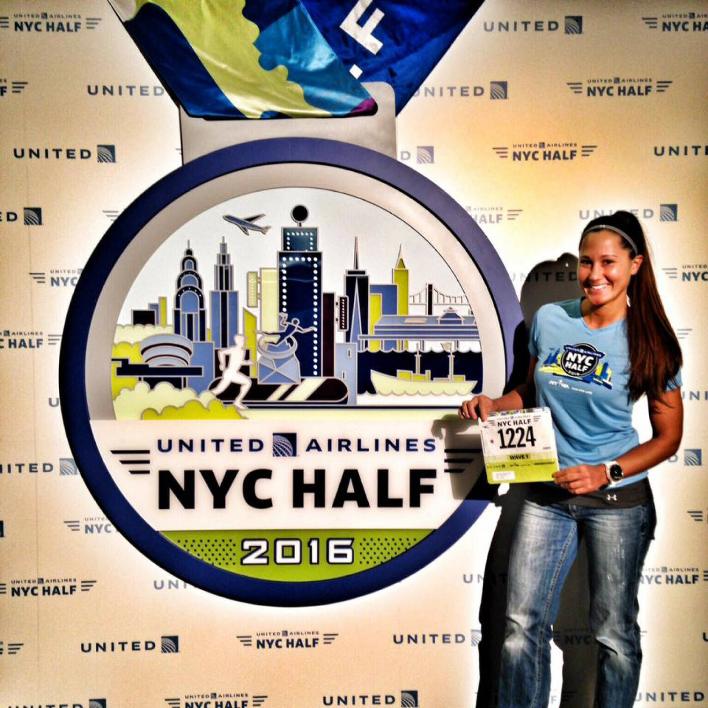 mit ihrer Startnummer für den NYC Halbmarathon