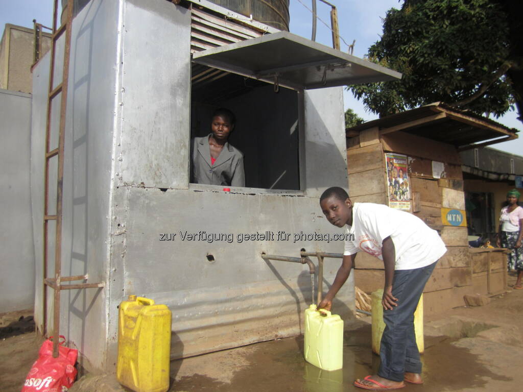 Uganda, Wasserversorgung : Allein in Uganda konnten 2015 durch den Beitrag Österreichs über 60.000 Menschen zusätzlich mit sauberem Trinkwasser versorgt werden : Die Austrian Development Agency wickelte 2015 für 21 Millionen Euro Wasser-Projekte in Entwicklungsländern ab : Fotocredit:ADA/Stefan Pleger, © Aussender (20.03.2016) 