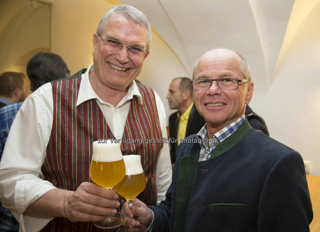 Günther Seeleitner (Braumeister), Christian Stöckl (Salzburger LH-Stv.) : Brau Union Österreich mit Fokus auf Kreativität : Seeleitner neuer Braumeister für Craftbier, Bierspezialitäten und Innovationen : Amtsantritt nun mit hochkarätigen Gästen im traditionellen Brauerei-Standort Kaltenhausen gefeiert : Fotocredit: Brau Union Österreich/Kolarik, © Aussender (24.03.2016) 