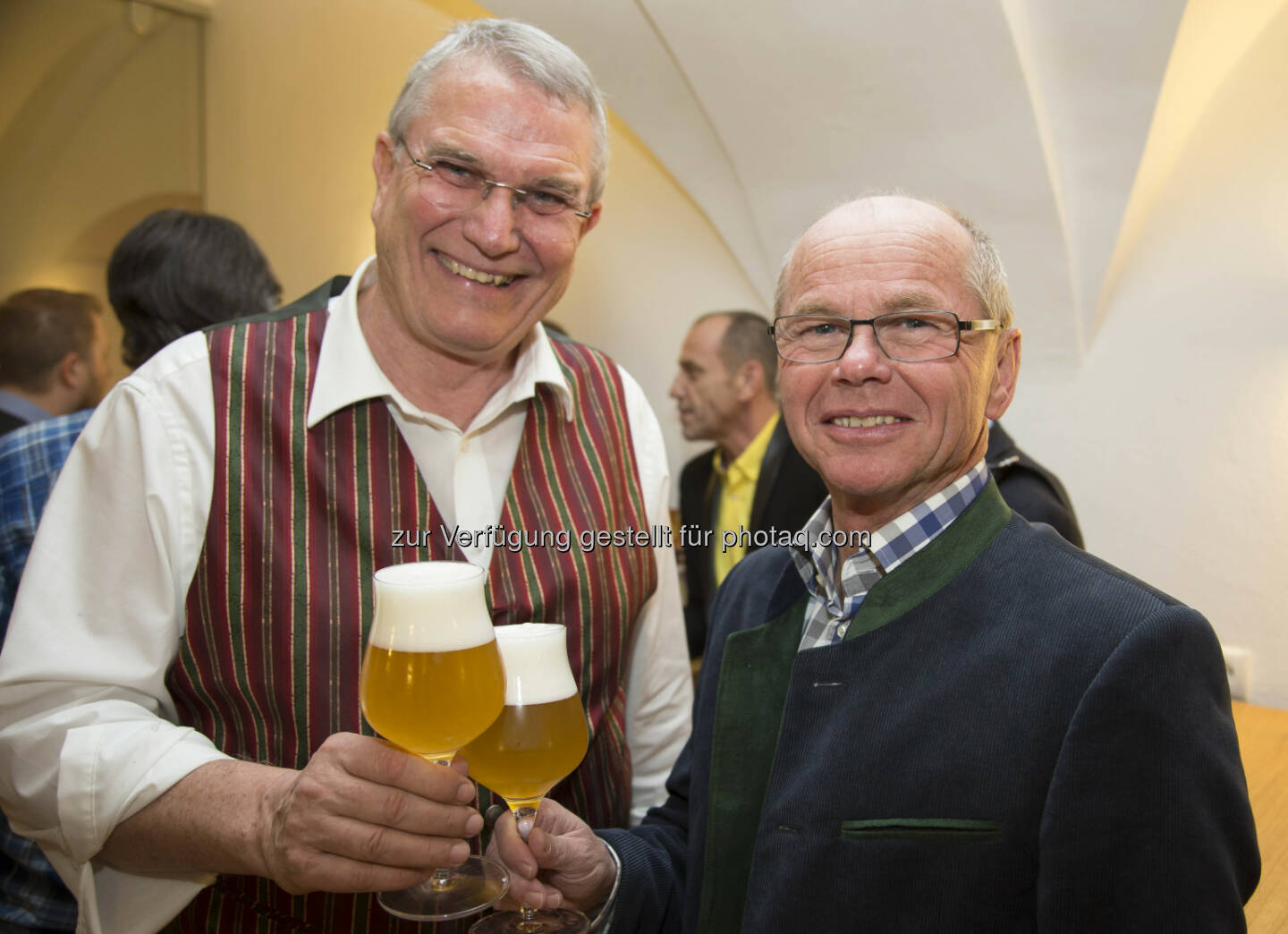 Günther Seeleitner (Braumeister), Christian Stöckl (Salzburger LH-Stv.) : Brau Union Österreich mit Fokus auf Kreativität : Seeleitner neuer Braumeister für Craftbier, Bierspezialitäten und Innovationen : Amtsantritt nun mit hochkarätigen Gästen im traditionellen Brauerei-Standort Kaltenhausen gefeiert : Fotocredit: Brau Union Österreich/Kolarik