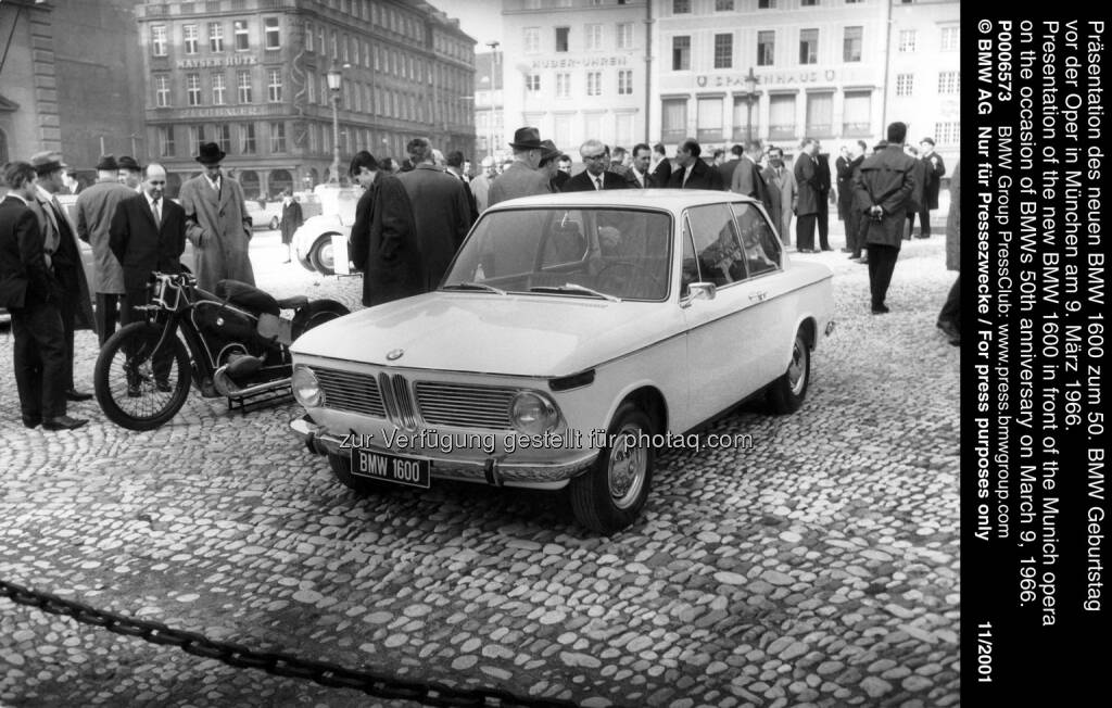 Präsentation des neuen BMW 1600 zum 50. BMW Geburtstag vor der Oper in München am 9. März 1966 : Zeitreisen und Jubiläen: Die BMW Group Classic auf der Techno Classica 2016 : ©BMW Group, © Aussendung (24.03.2016) 