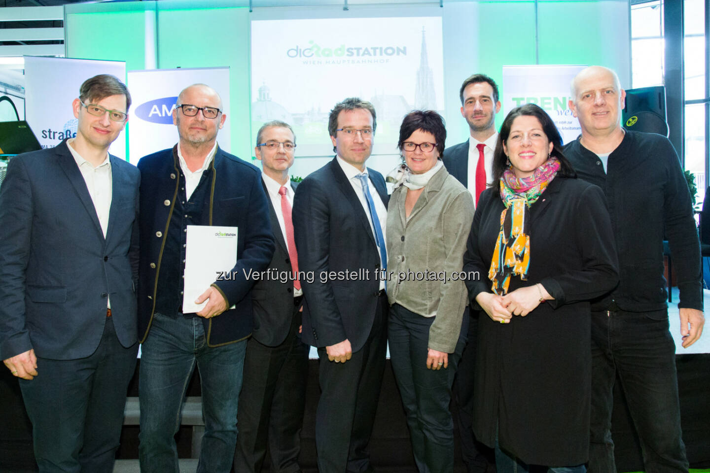 Martin Blum (Radverkehrs-Beauftragter Stadt Wien/GF Mobilitätsagentur Wien), Mario Moser (GF Trendwerk), Werner Schwab (Gesamtprojektleiter Wien Hauptbahnhof), Johannes Kopf (Vorstand AMS Österreich), Petra Draxl (GF AMS Wien), Harald Frey (Verkehrsexperte TU Wien), Tanja Wehsely (GR Stadt Wien), Christoph Chorherr (GR Stadt Wien) : Eröffnung dieRadstation am Wiener Hauptbahnhof : Fotocredit: Trendwerk/APA-Fotoservice/Rastegar