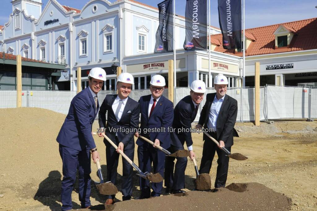 Martin Huber (Bezirkshauptmann), Mario Schwann (Center Manager), Hans Niessl (LH), Pieter Van Voorst Vader (Director McArthurGlen Development), Wolfgang Kovacs (Parndorf Bürgermeister) : Ausbau im McArthurGlen Designer Outlet Parndorf : 50 Millionen Euro Erweiterung in Österreichs bekanntestem Designer Outlet : Fotocredit: McArthurGlen/Starz, © Aussendung (31.03.2016) 