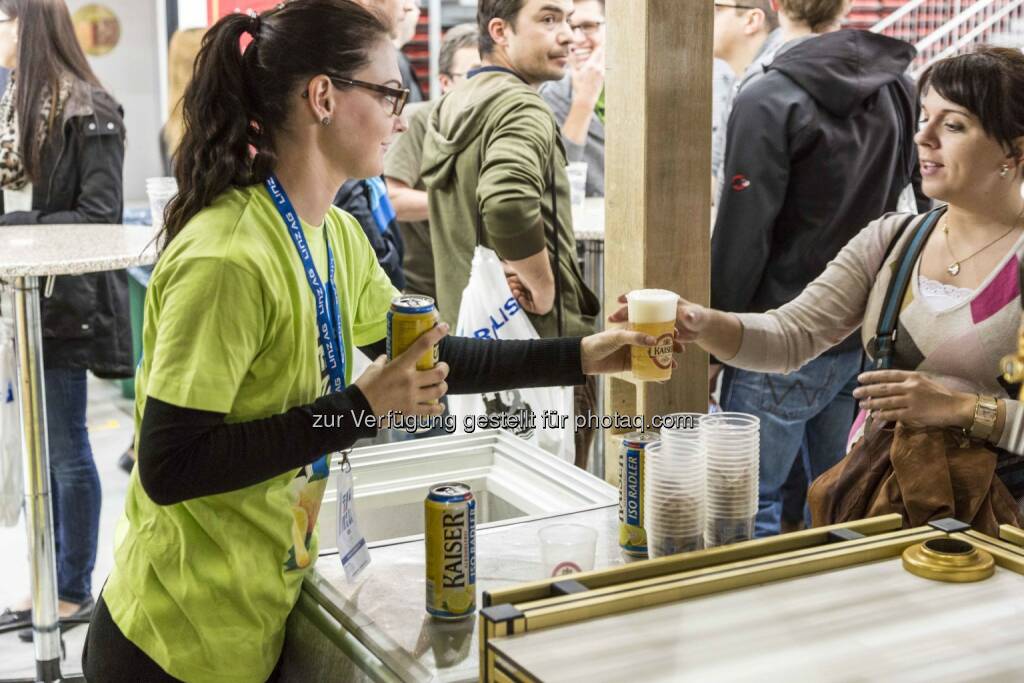 Kaiser Bier auch heuer Sponsor : Kaiserlicher Langstreckenlauf : Kaiser Bier erfrischt Teilnehmer des 15. Borealis Linz Donau Marathons : Fotocredit: Brau Union Österreich, © Aussendung (31.03.2016) 