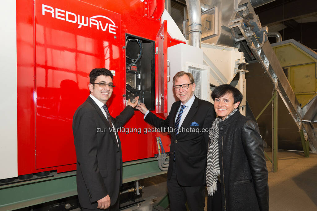 Andreas Säumel (GF Anton Mayer Ges.m.b.H), Christian Buchmann (LR), Elfriede Säumel (Anton Mayer Ges.m.b.H) bei der „Redwave XRF Sortiermaschine“ : Der Kleiderbügel aus der Abfalltonne wird zur Wasserkraftturbine : Fotocredit: Eco World Styria/Jokesch, © Aussender (01.04.2016) 