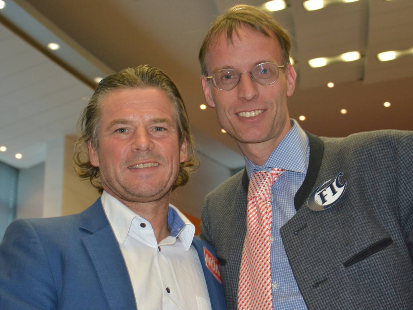 Frenkie Schinkels gratulierte Rolf Majcen zur erfolgreichen Treppenlauf-Saison 2015