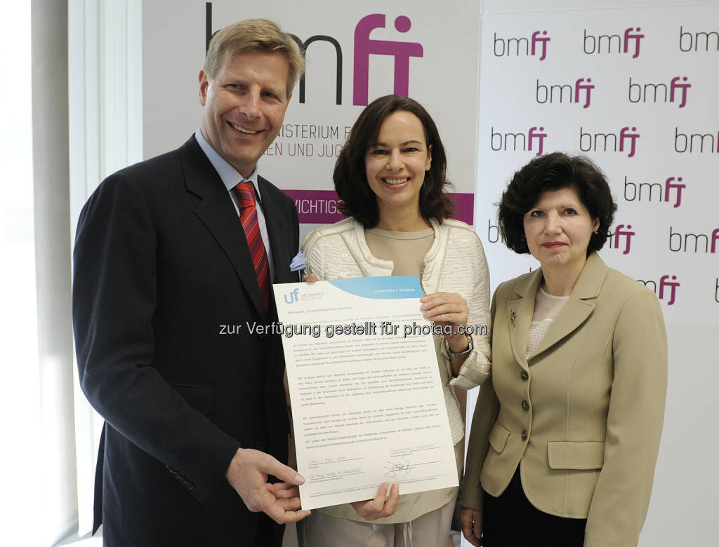 Julian Hadschieff (Vorstandsvors. PremiQaMed Holding), Sophie Karmasin (Familienministerin), Ursula Frohner (Präs. Österreichischer Gesundheits- und Pflegeverband/ÖGKV) : Familienfreundliche Maßnahmen helfen Herausforderungen im Gesundheits-und Pflegebereich zu lösen : Fotocredit: BMFJ/Aigner, © Aussender (04.04.2016) 