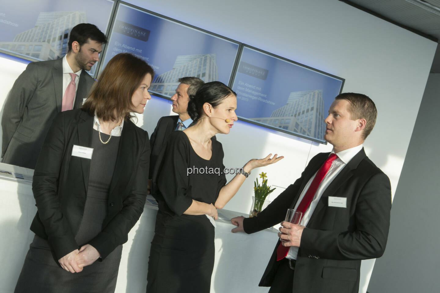 Simone Korbelius (Investor Relations Immofinanz), Bettina Schragl (Head of Corporate Communications Immofinanz), Stefan Schönauer (Head of Corporate Finance & Investor Relations), http://privatanleger.immofinanz.com 