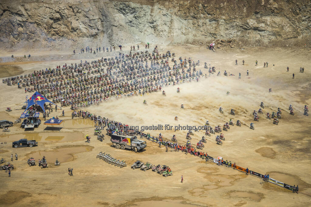 Erzberg, Eisenerz : Die Elite des Xtreme Endurosports am Start des Erzbergrodeo XXII : Bei der 22sten Auflage des weltweit renommiertesten Xtreme Enduro Events stellen sich 1.500 Motorrad-Offroadsportler aus 40 Nationen dem Berg aus Eisen : Fotocredit: Red Bull Content Pool/Platzer, © Aussender (05.04.2016) 