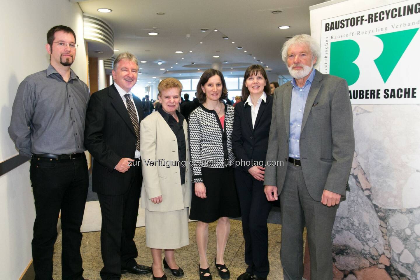 Thomas Kasper (Porr), Andreas Westermayer (Intergeo), Christine Hochholdinger (bmlfuw), Andrea Bärenthaler (WKÖ), Evelyn Wolfslehner (bmlfuw), Günter Gretzmacher (BRV) : 2016: Neue Verordnung ändert Abbruch und Verwertung am Bau : Fotocredit: Österreichischer Baustoff-Recycling Verband/APA-Fotoservice/Rastegar