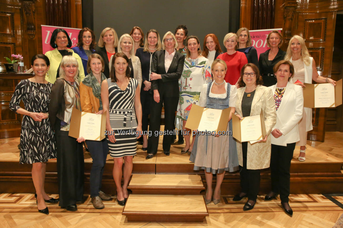 Uschi Fellner mit den Siegerinnen, Laudatorinnen und Partnerinnen des look! Business Award 2016 : Die look! BUSINESS Awards wurden gestern zum zweiten Mal im Park Hyatt Vienna vergeben : Fotocredit: echo medienhaus/Joham