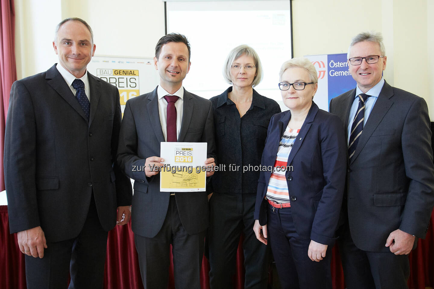 Stefan Vötter (Generalsekretär Bau.Genial), Andreas Bauer (Vize-Präsident Bau.Genial), Veronika Egger (Vorsitzende design for all, Verein zur Förderung barrierefreier Lebensräume), Monika Wild (Österreichisches Rotes Kreuz – Leitung Gesundheits- und Soziale Dienste), Walter Leiss (Österreichischer Gemeindebund) : 3. Architekturwettbewerb von Bau.Genial : 2016 stehen Gesundheit & Pflege im Mittelpunkt : Fotocredit: Bau.Genial/APA-Fotoservice/Preiss