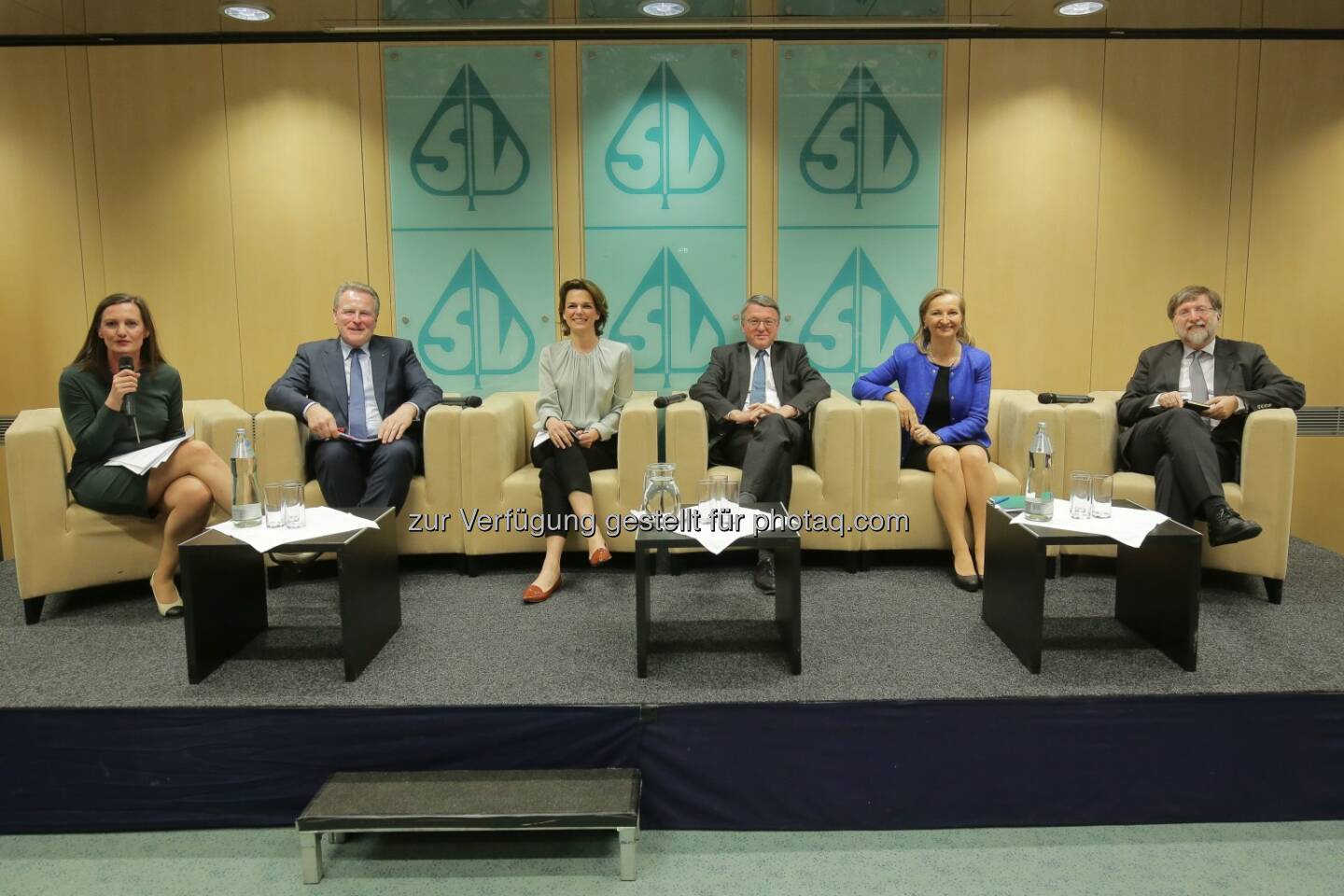 Karin Pollack (DerStandard, Moderation), Christian Müller-Uri (Vizepräsident Apothekerkammer), Pamela Rendi-Wagner (Sektionschefin Hauptverband), Karl Forstner (Vizepräsident Ärztekammer), Ulrike Rabmer-Koller (Vorsitzende Hauptverband), Franz Kolland (Soziologe): Hauptverbandsvorsitzende Rabmer-Koller will Prävention und Gesundheitskompetenz stärken : Diskussion über Prävention als „Chance und Dilemma“ : Fotocredit: Hauptverband der österr. SV-Träger/APA-Fotoservice/Hinterramskogler