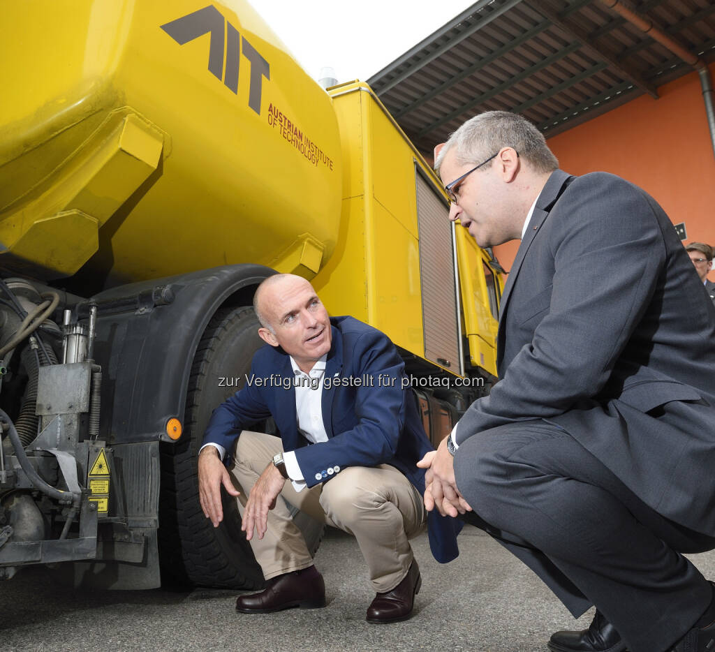 Gerald Klug (Technologieminister), Manfred Haider (Head of Business Unit Transportation Infrastructure Technologies, AIT) : Besuch des Austrian Institute of Technology AIT : AIT präsentiert aktuelle Forschungs- und Entwicklungsprojekte im Infrastrukturbereich : Fotocredit: AIT / Johannes Zinner, © Aussender (07.04.2016) 