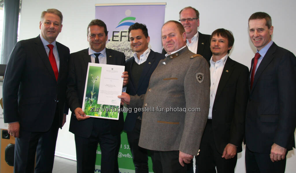 Andrä Rupprechter (BM bmlfuw), Thomas Höpperger, Harald Höpperger, Klaus Höpperger, Stefan Höpperger und Oliver Bauer (Umweltschutz Höpperger), Christian Holzer (Sektionschef bmlfuw) : Im Rahmen eines Feierakts nahm die Unternehmerfamilie Höpperger in Innsbruck die Urkunde für die Verleihung der Registrierung als „Entsorgungsfachbetrieb plus“ entgegen : Fotocredit: Umweltschutz Höpperger, © Aussendung (08.04.2016)
