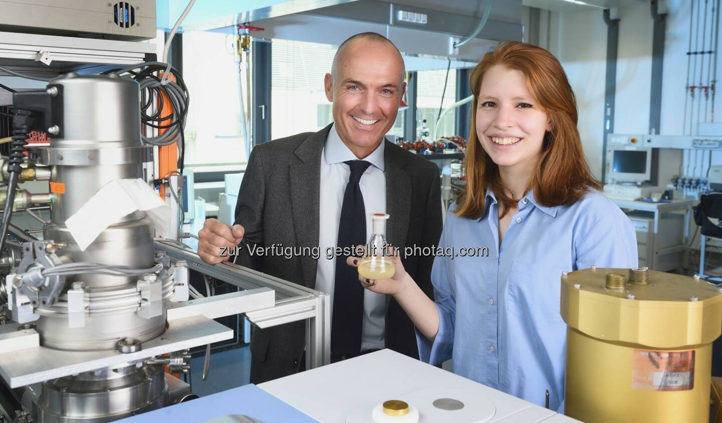 Gerald Klug (Technologieminister), Clara Eibensteiner (Praktikantin) : 10.000-ste Schülerin, die ein vom Technologieministerium gefördertes Praktikum absolviert : Wienerin forscht im kommenden Sommer an Schnee für Tiroler Winter : Fotocredit: bmvit/Johannes Zinner