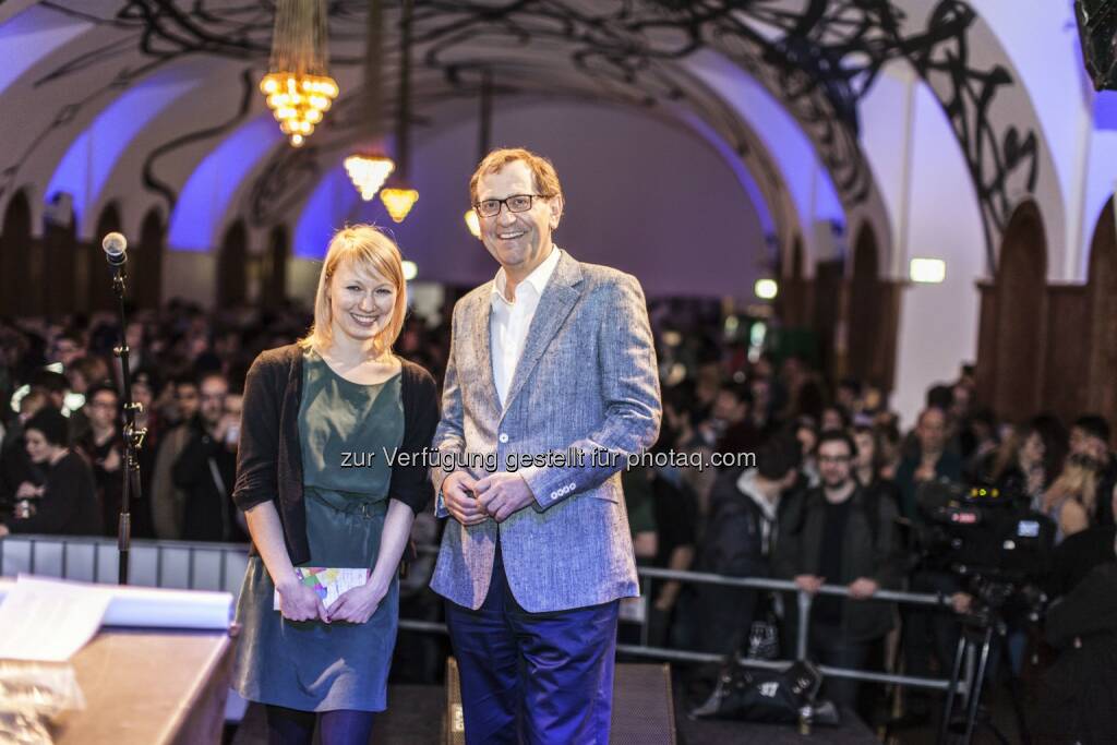 Katharina Seidler (Electric Spring-Kuratorin), Christian Strasser (MQ-Direktor) : Tausende BesucherInnen beim Musikfestival „Electric Spring“ im MuseumsQuartier Wien : Fotocredit: MuseumsQuartier Wien, Foto: saLeh roZati (10.04.2016) 