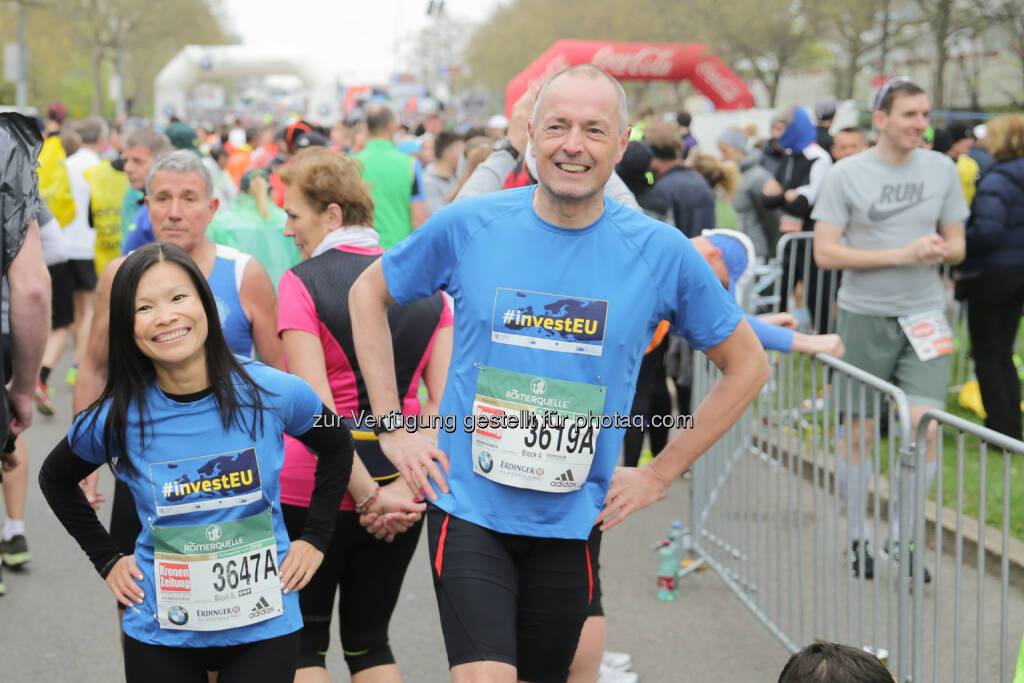 Minh-Hieu Giang, Achim Braun : Laufen für Europa beim Vienna City Marathon : Knapp 100 Läufer/innen investierten viel Schweiß und Muskelkraft um Europa voran zu bringen : Fotocredit: Vertretung der Europäischen Kommission/APA-Fotoservice/Hinterramskogler, © Aussendung (10.04.2016) 